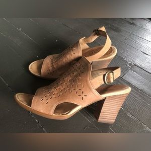 Born tan leather sling back stacked heel peep toe sandal size 9